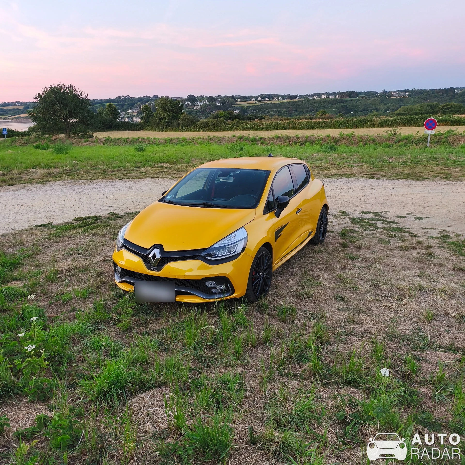 Renault Clio RS Trophy 220 spotted in Plouezoc'h, France