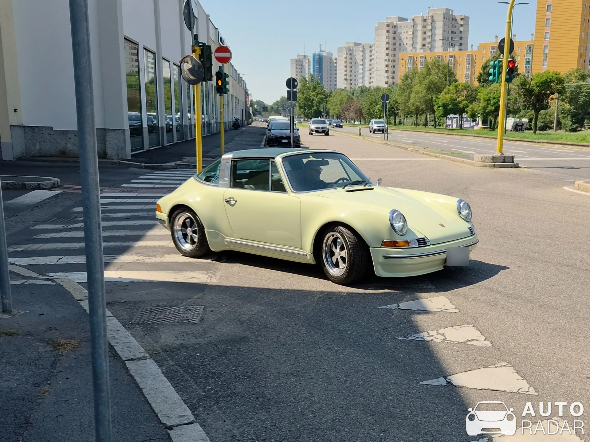 Porsche 964 Backdate spotted in Milano