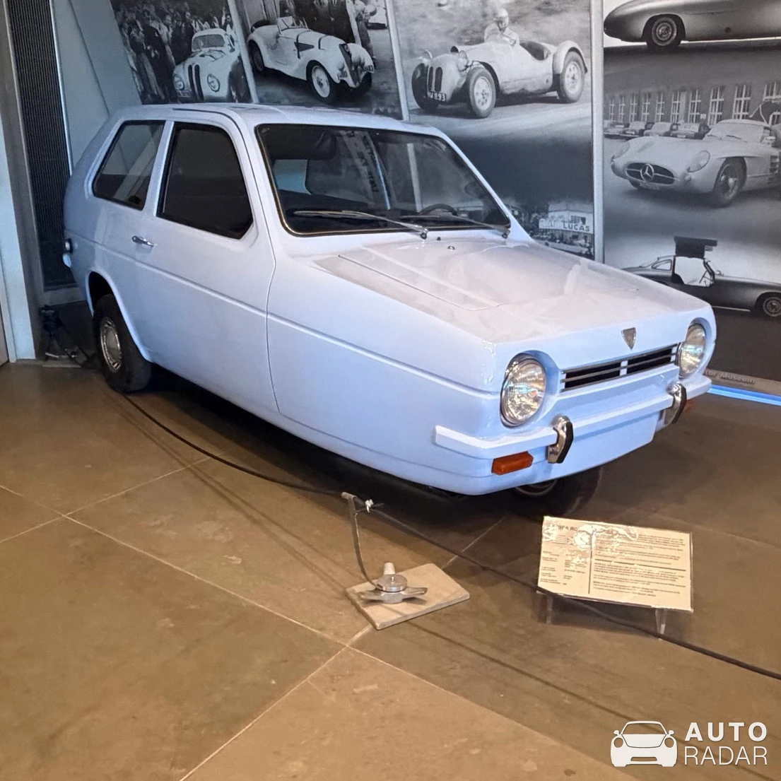Reliant Robin MkI spotted in Athens