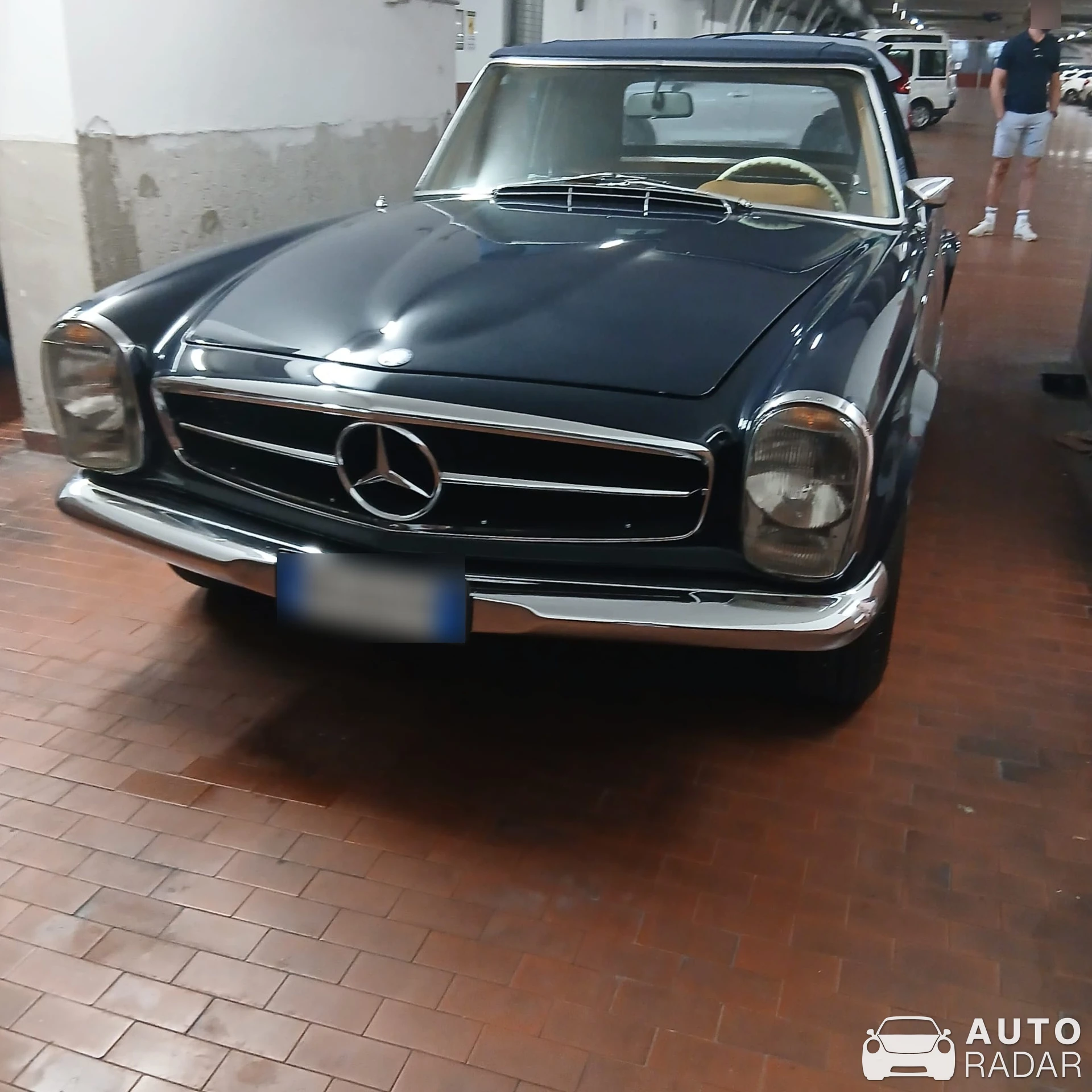 Mercedes-Benz 280 SL spotted in Bergamo