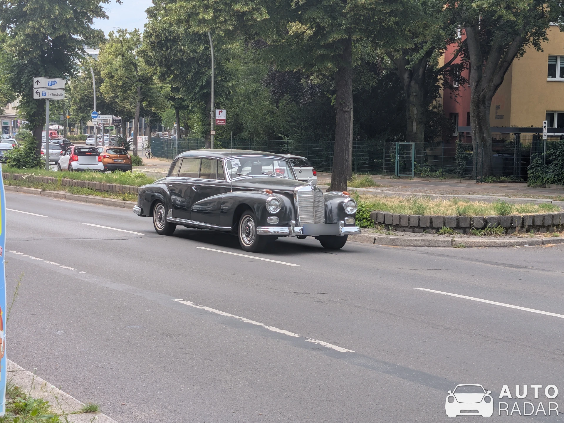 Mercedes-Benz 300E spotted in Berlin