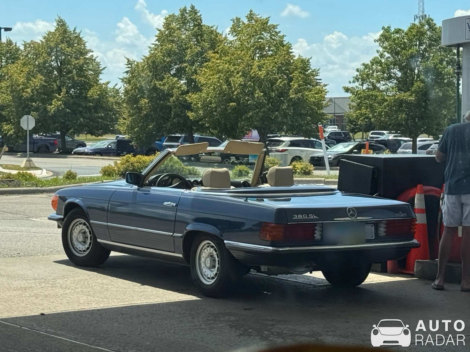 Mercedes-Benz 280 SL spotted in Sunbury