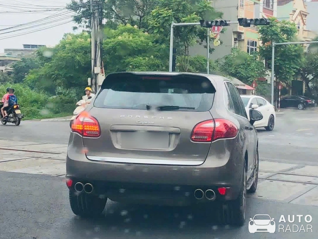 Porsche Cayenne S spotted in Việt Trì