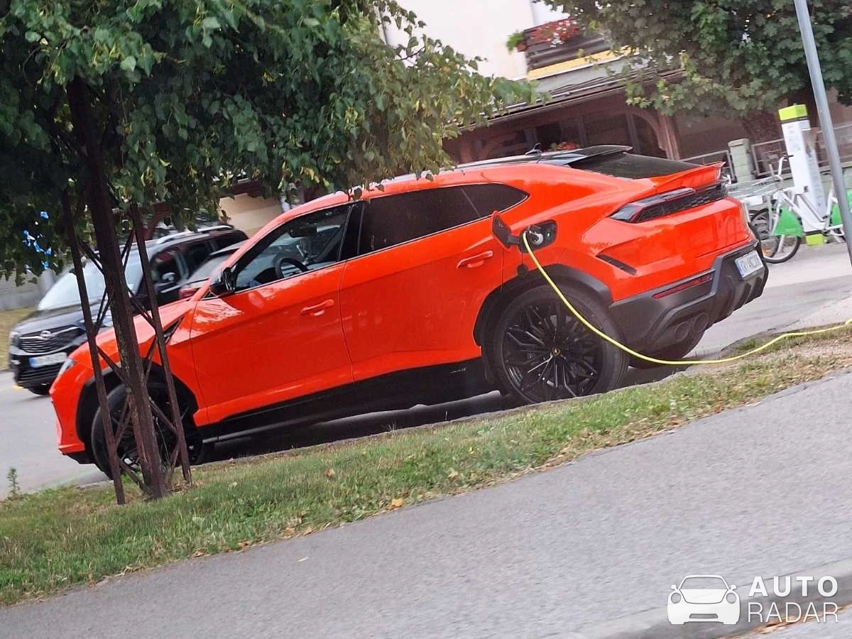 Lamborghini Urus SE spotted in Radovljica