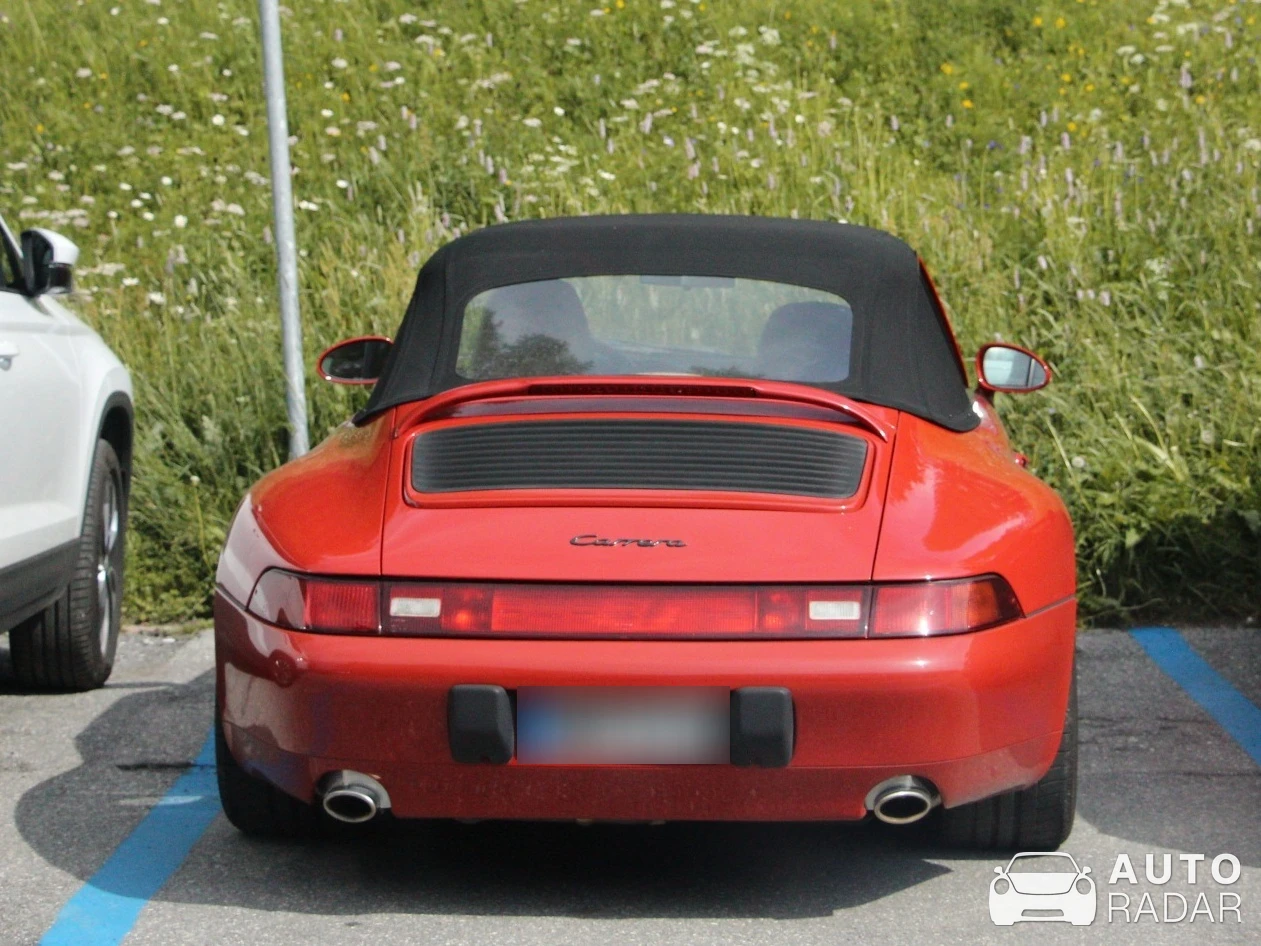 Porsche 993 Carrera spotted in St. Moritz