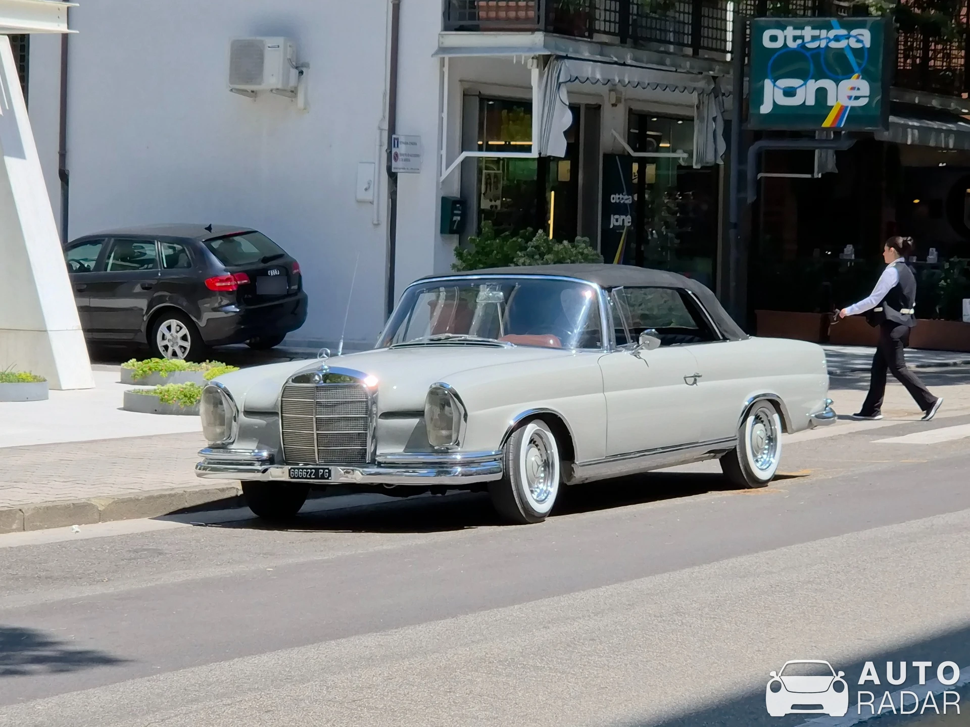 Mercedes-Benz 300 SE Cabriolet spotted in Lido di Jesolo