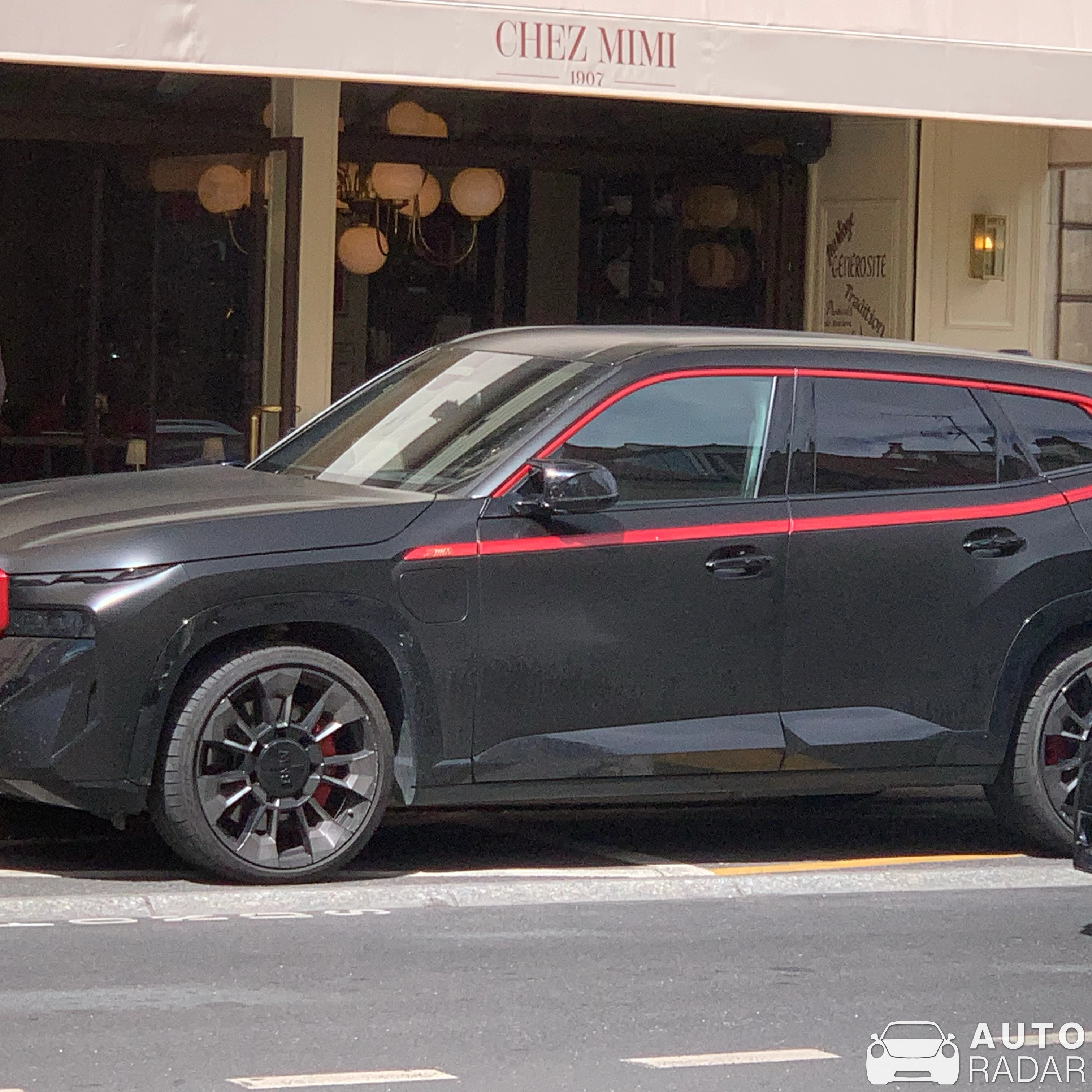BMW XM G09 Label Red spotted in Colombes