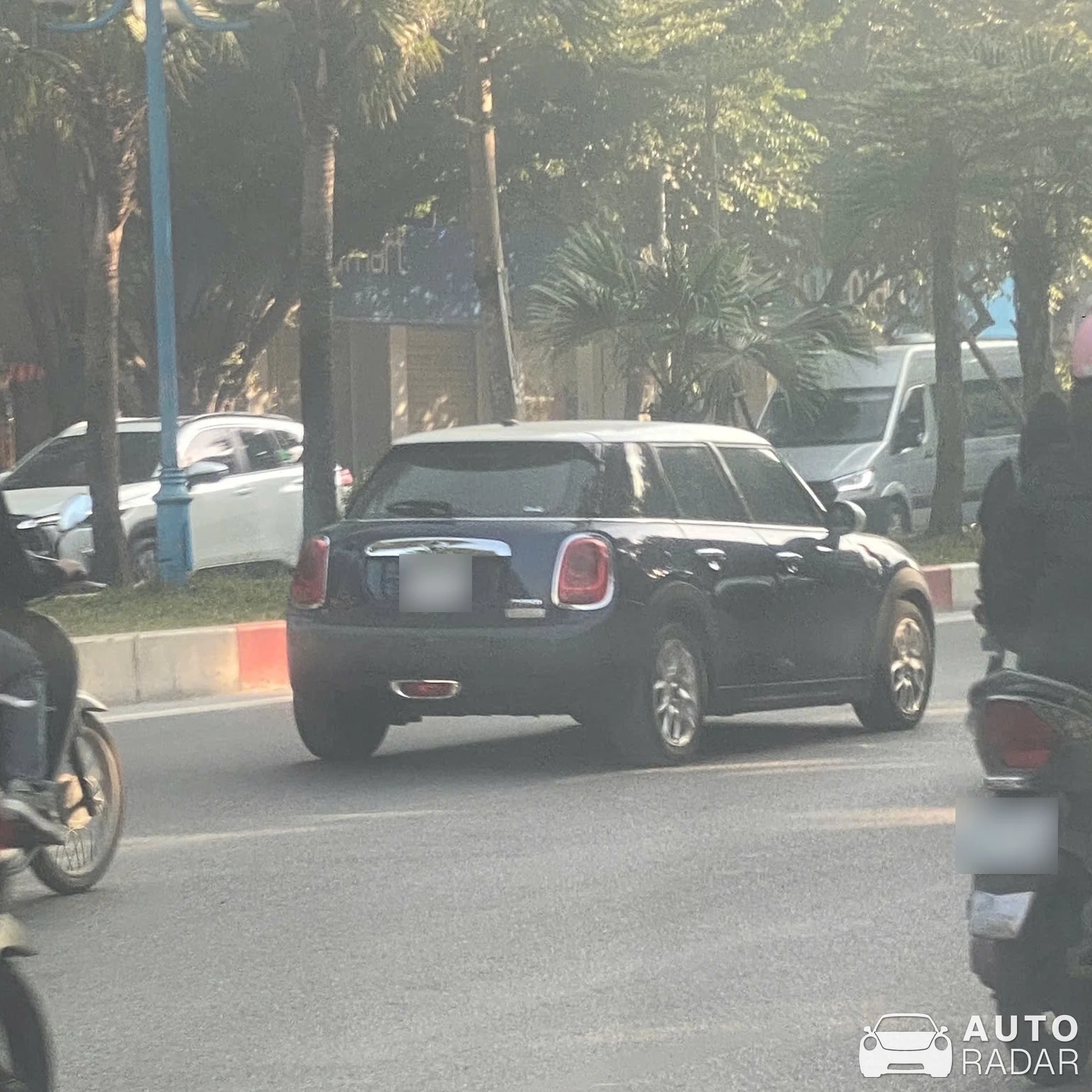 Mini Cooper S 5-Door spotted in Hanoi