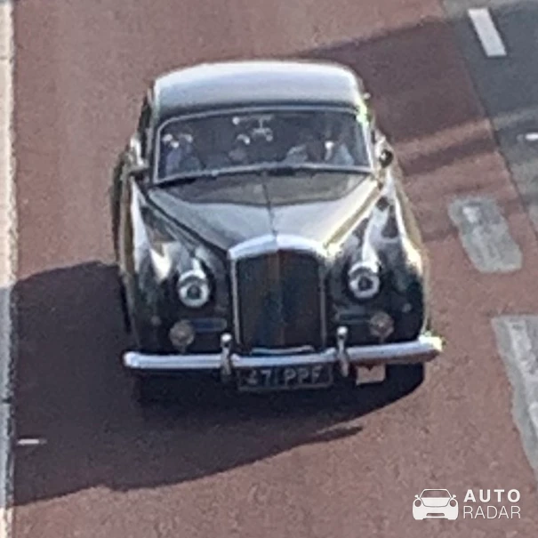 Rolls-Royce Silver Shadow spotted in Isleworth
