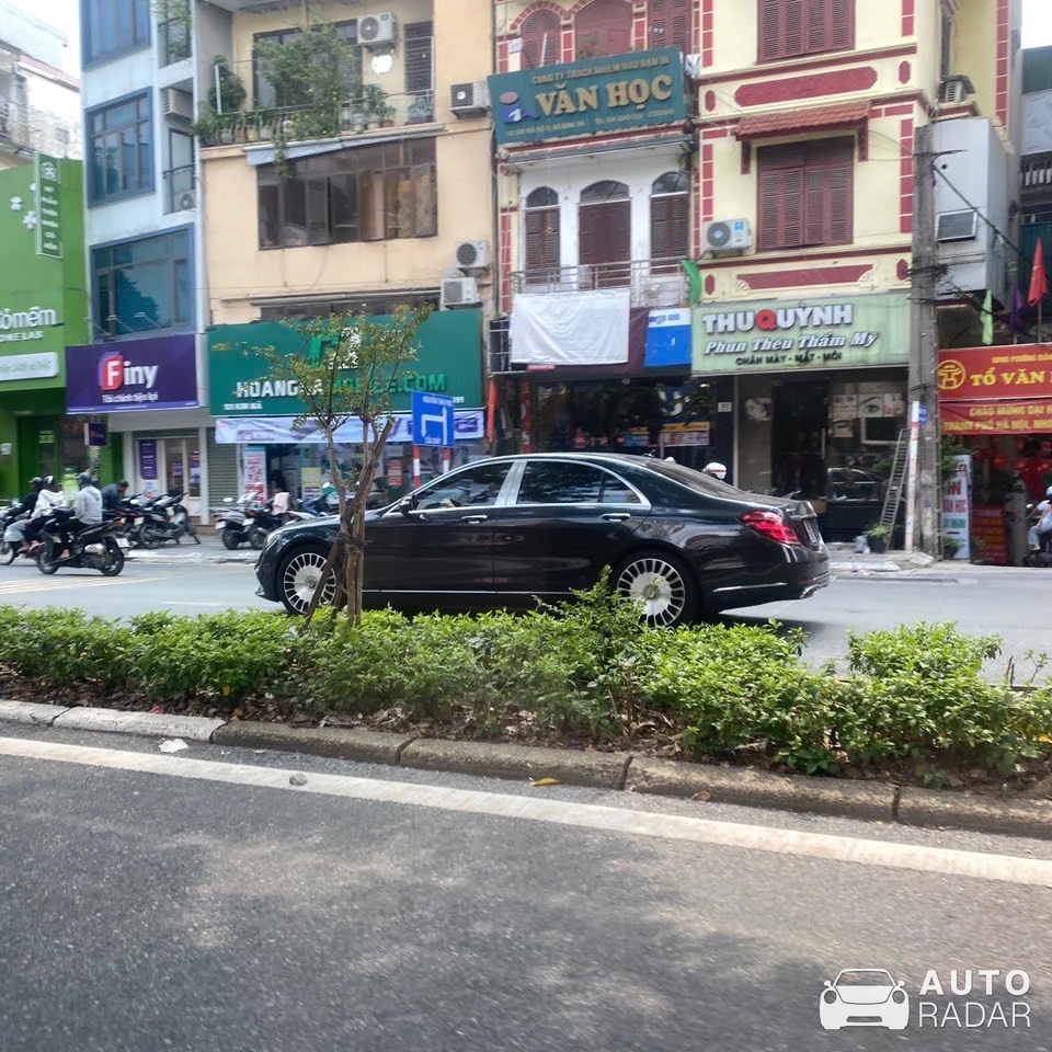 Mercedes-Benz S 65 AMG V222 spotted in Hanoi