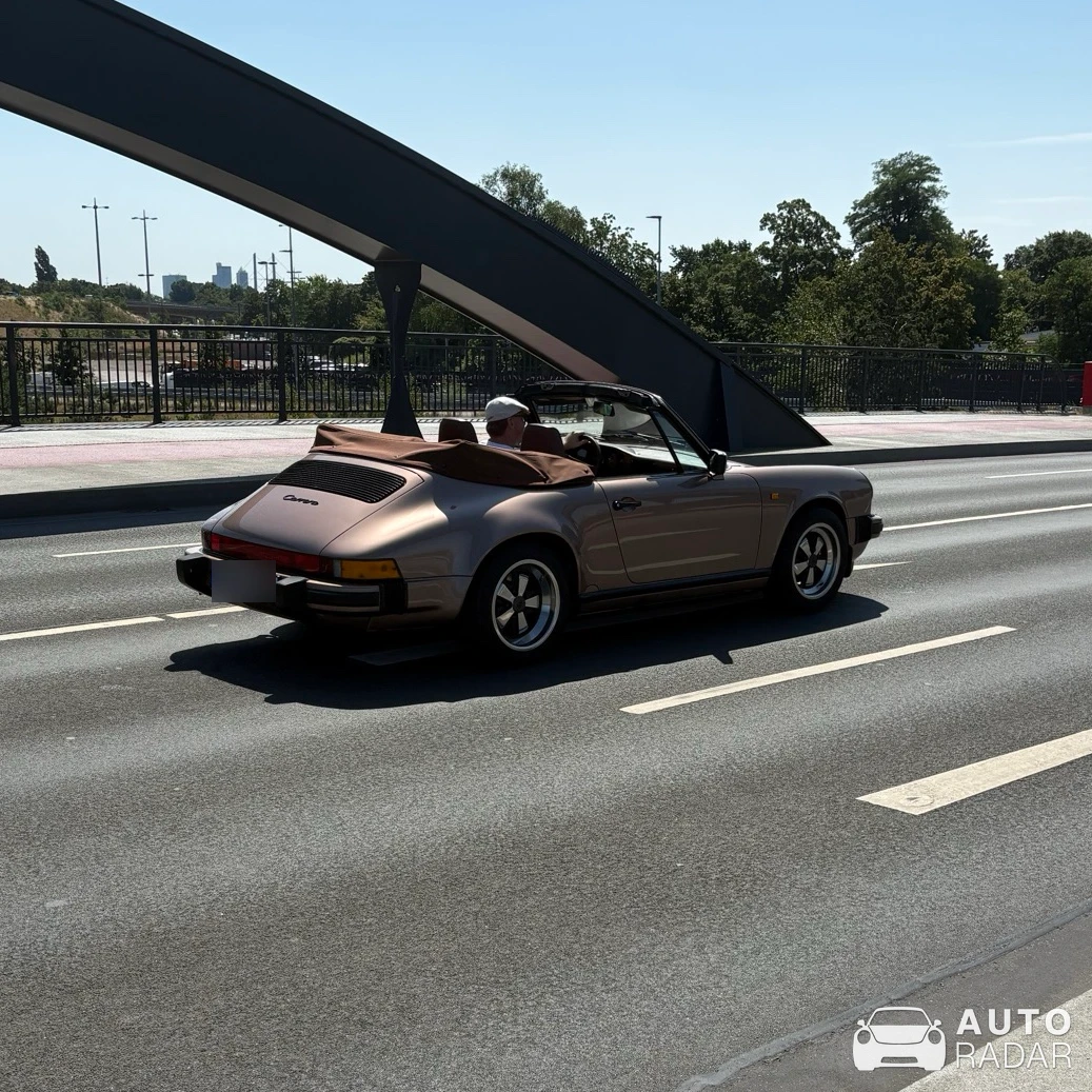 Porsche 911 Carrera 3.2 Cabriolet spotted in Düsseldorf