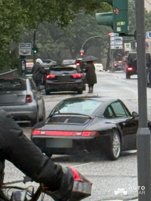 Porsche 993 Carrera spotted in Hamburg