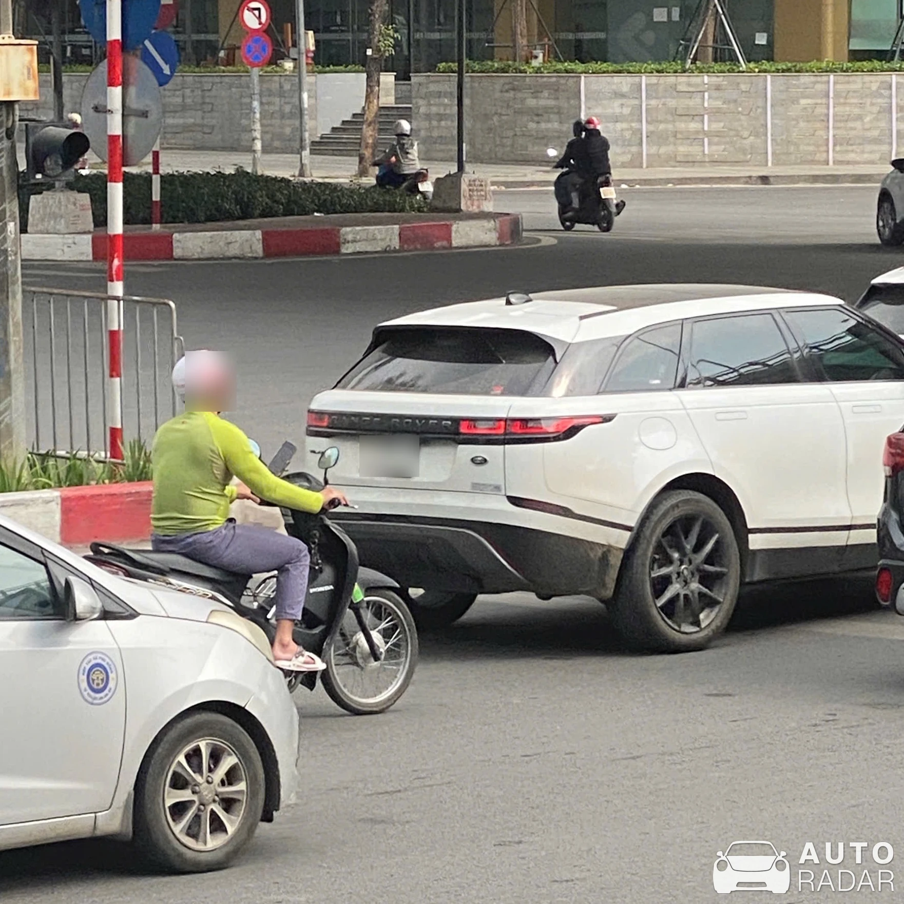 Land Rover Velar spotted in Hanoi