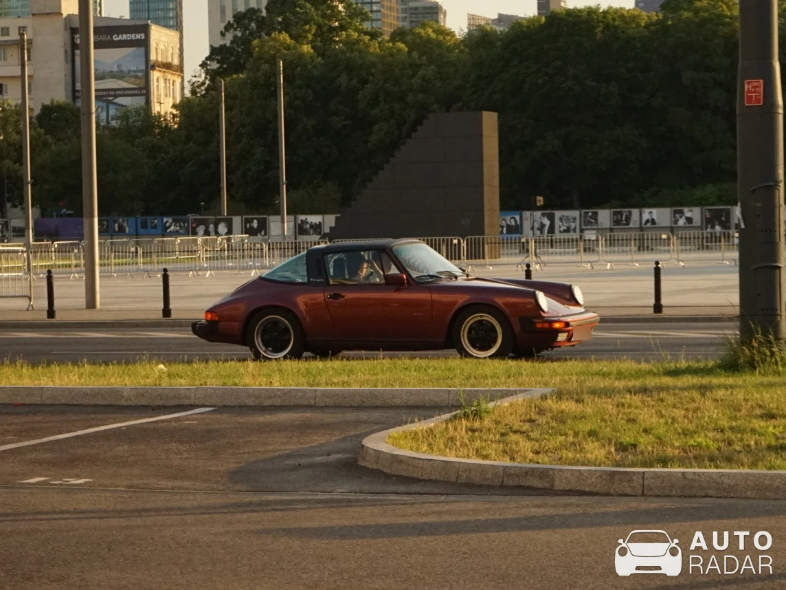 Porsche 911 SC Targa spotted in Varsova