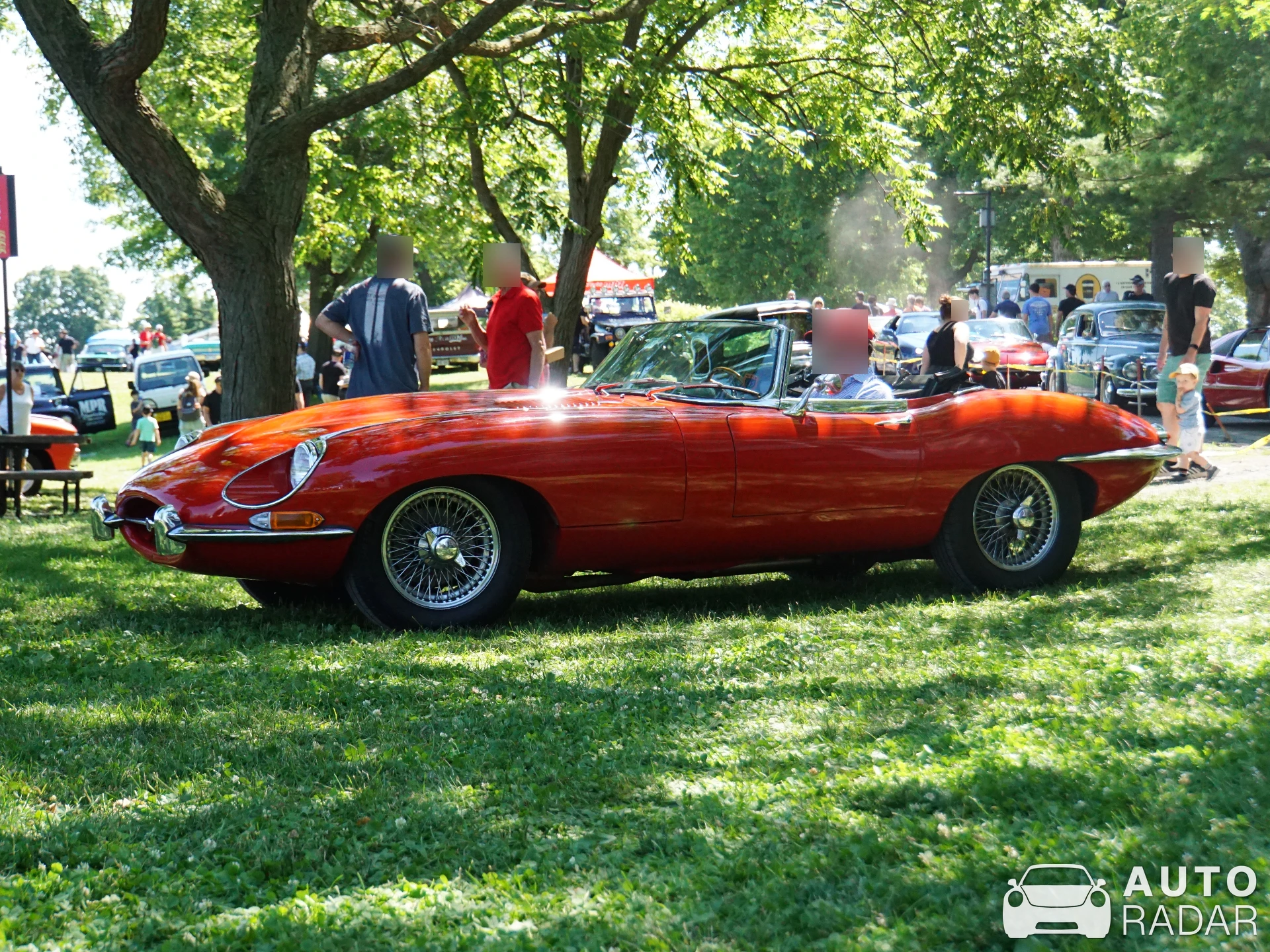 Jaguar E-Type Roadster spotted in Chambly