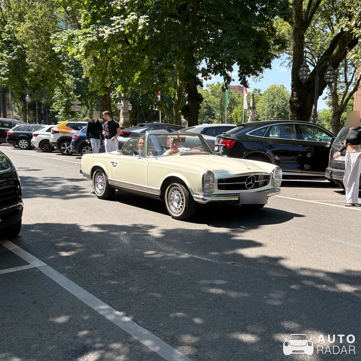 Mercedes-Benz W113 spotted in Düsseldorf