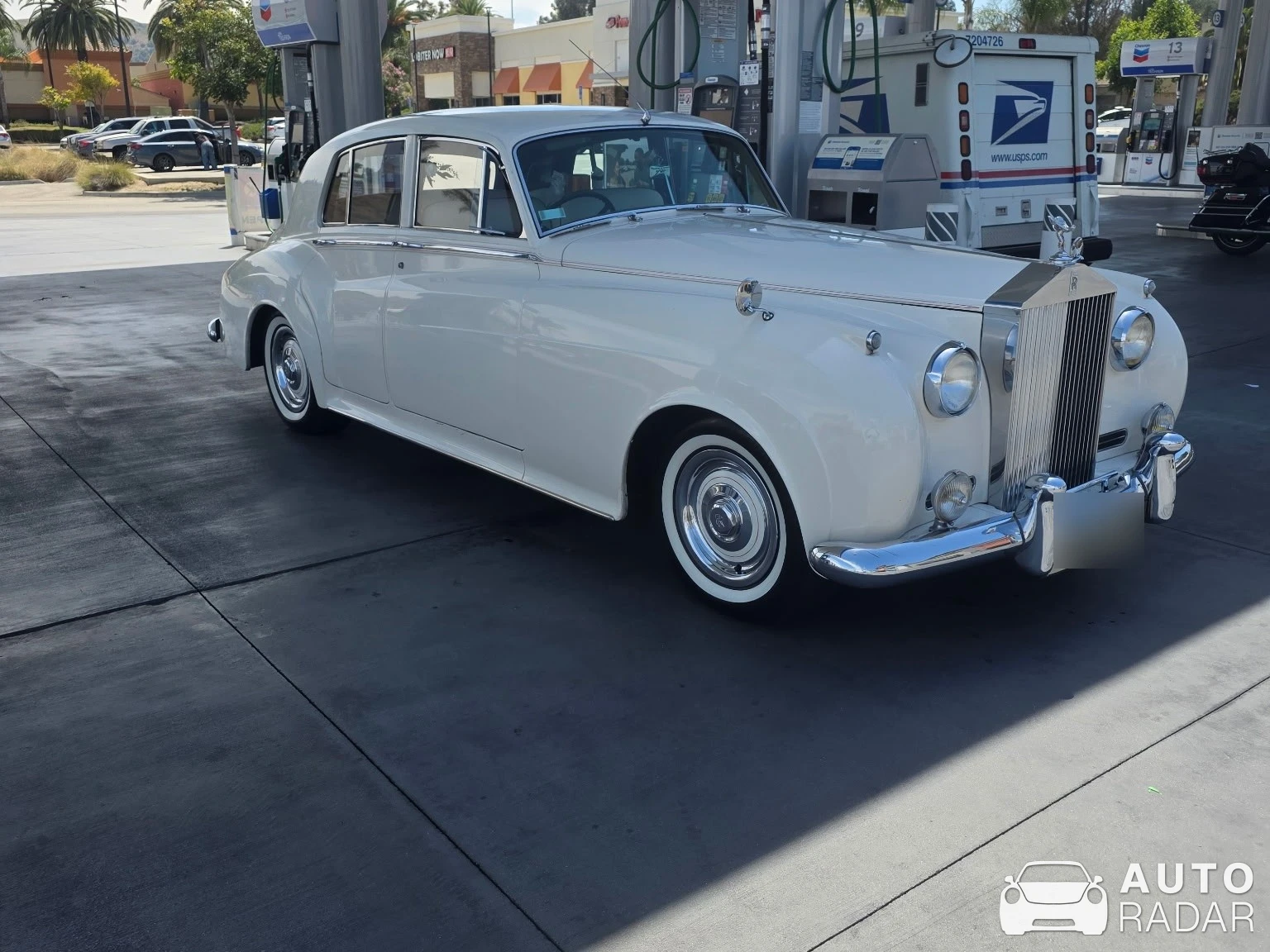 Rolls-Royce Silver Cloud spotted in Walnut