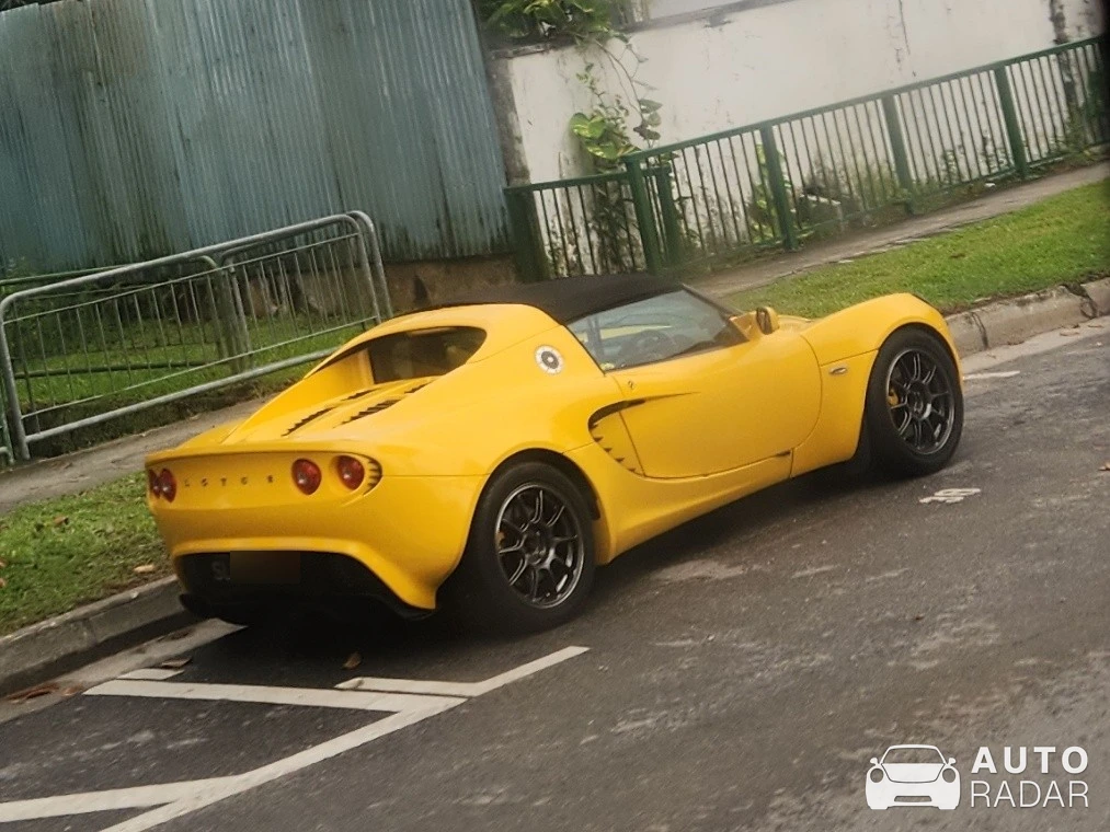 Lotus Elise S2 S spotted in Singapore