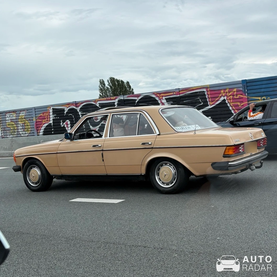 Mercedes-Benz 200 spotted in Badhoevedorp