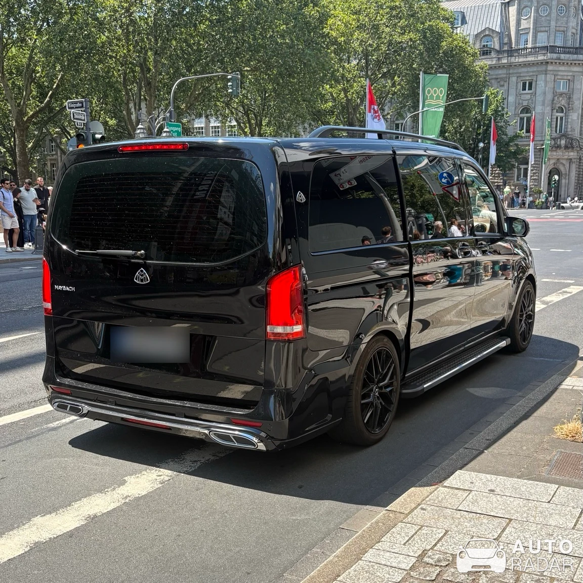Mercedes-Benz V-Klasse Maybach Kit spotted in Düsseldorf