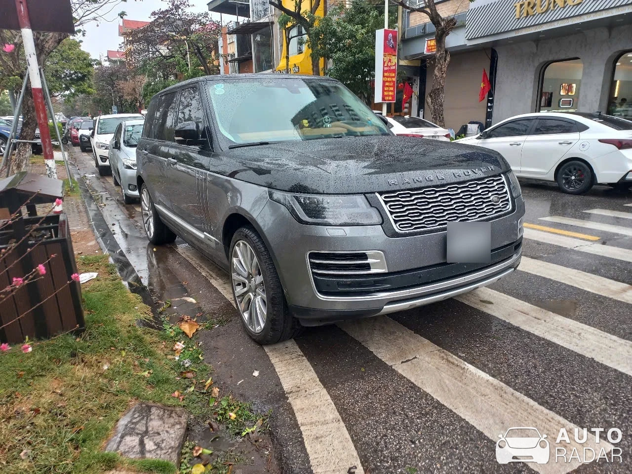 Land Rover Range Rover SV spotted in Vĩnh Phúc