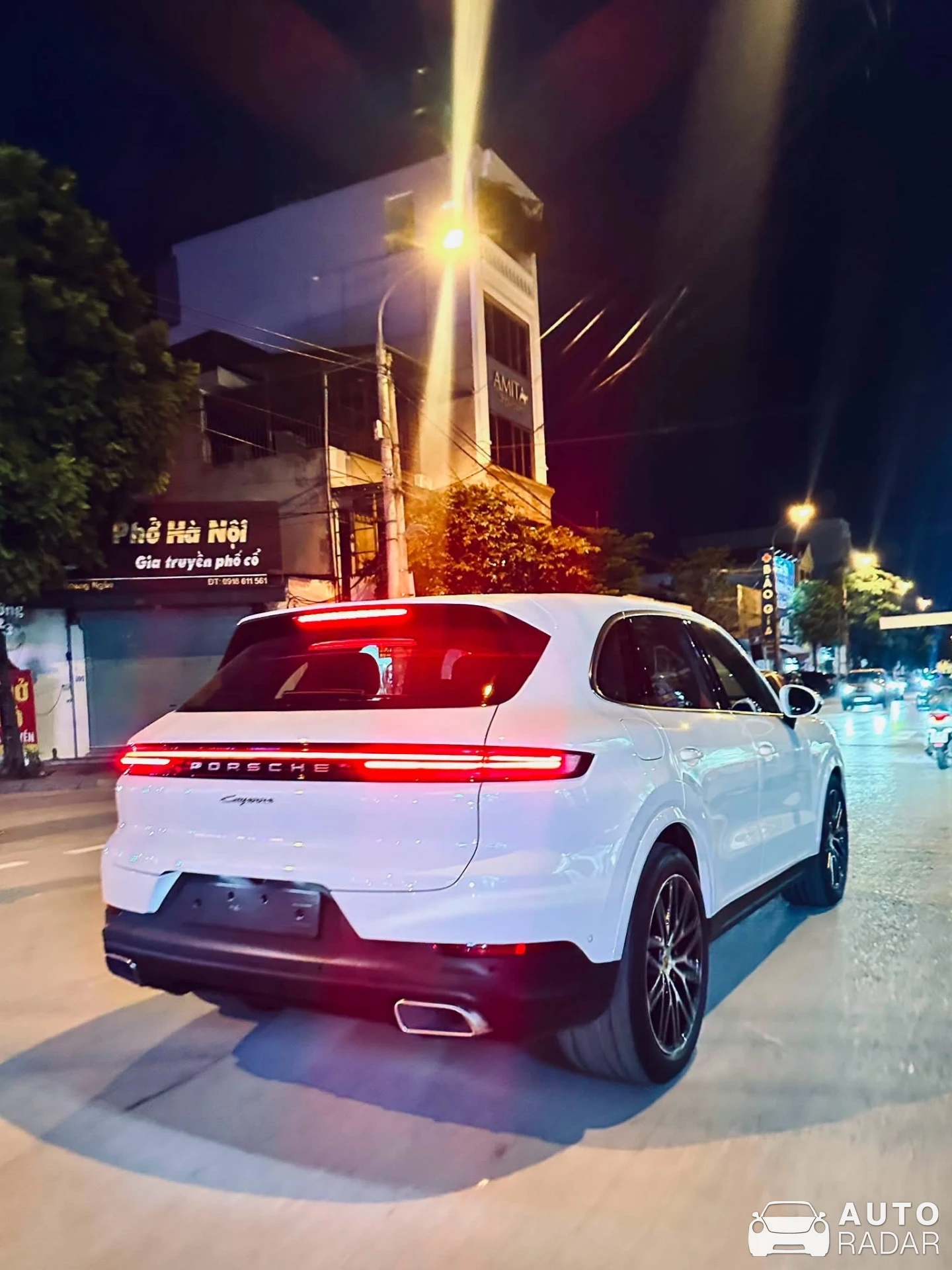 Porsche Cayenne E-Hybrid spotted in Phan Đình Phùng