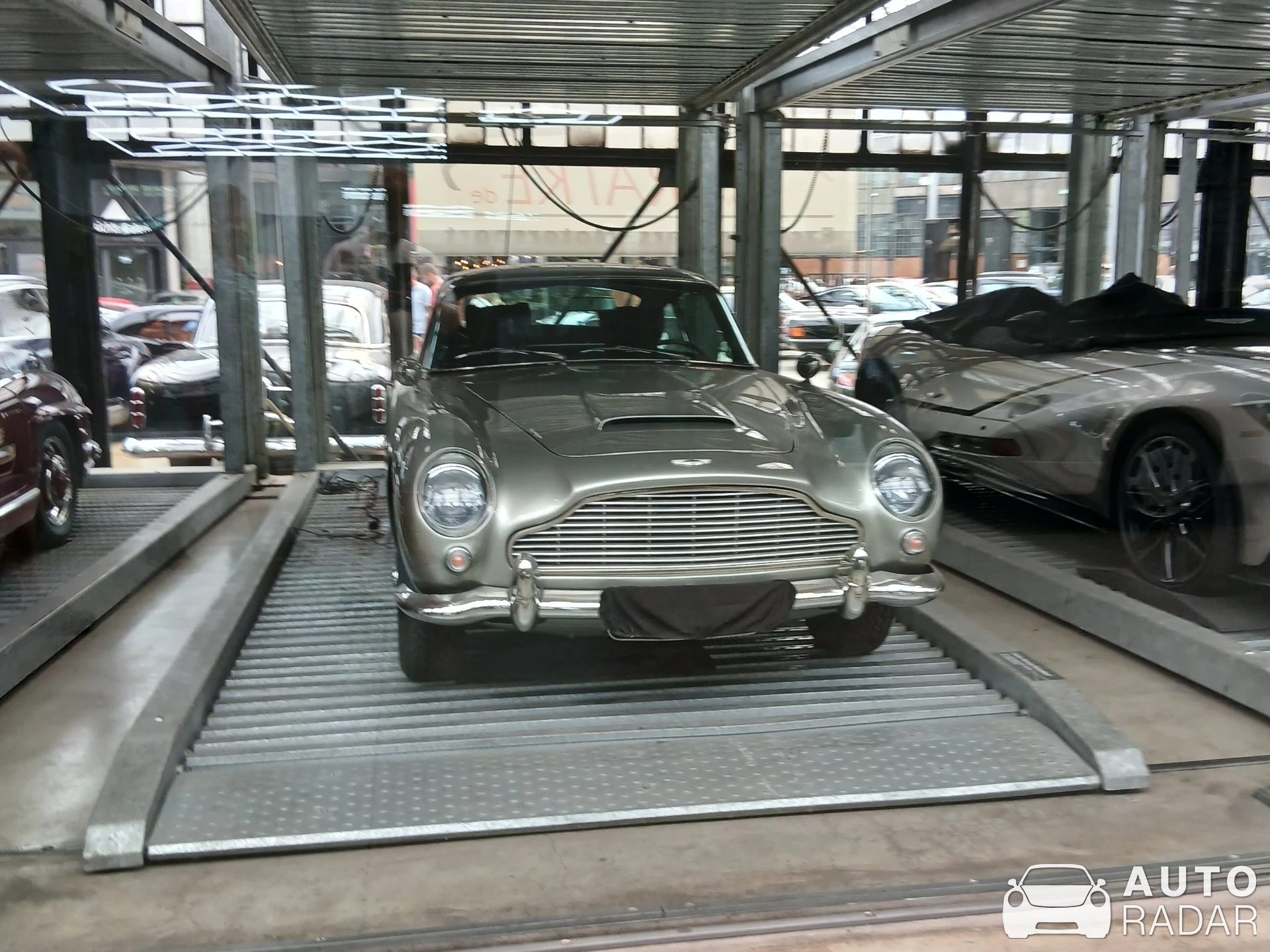 Aston Martin DB5 spotted in Düsseldorf