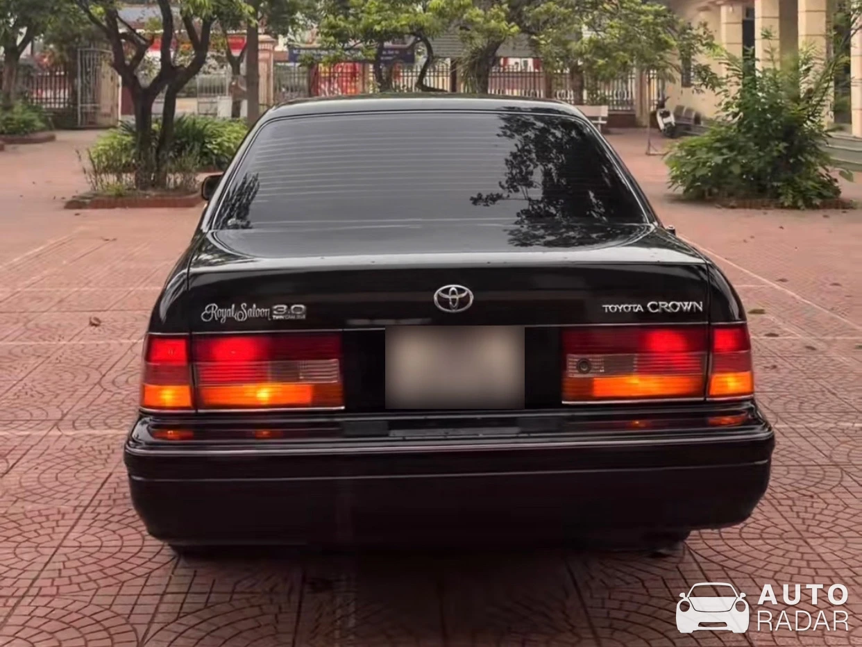 Toyota Crown Royal Saloon spotted in Tề Lỗ