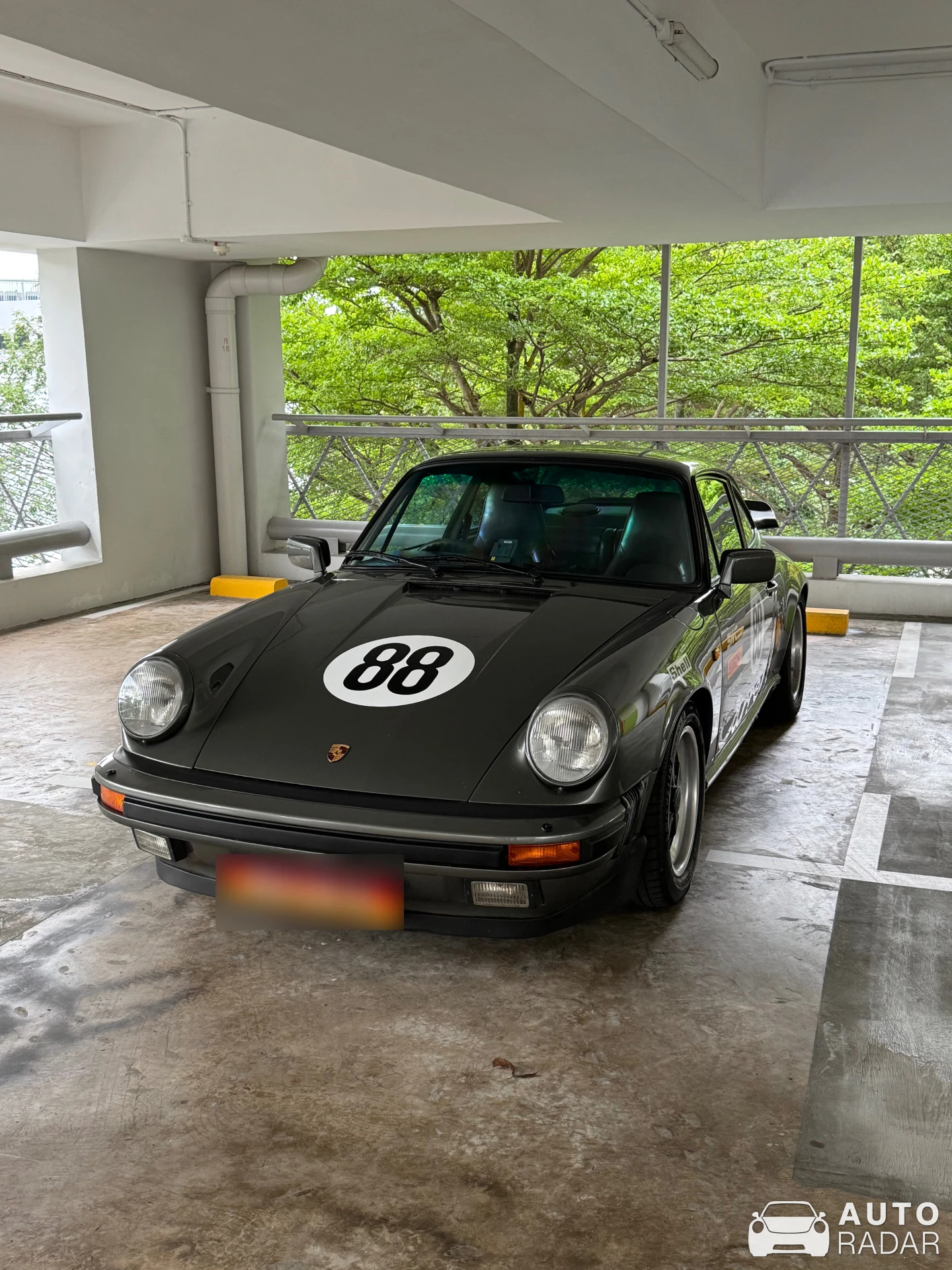 Porsche 911 Carrera 3.2 spotted in Singapore