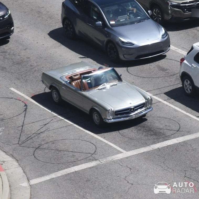 Mercedes-Benz 280SL W113 spotted in Los Angeles