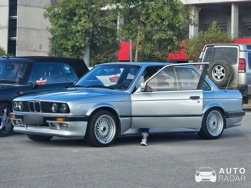 BMW 3 Series E30 Coupé spotted in Mexilhoeira Grande