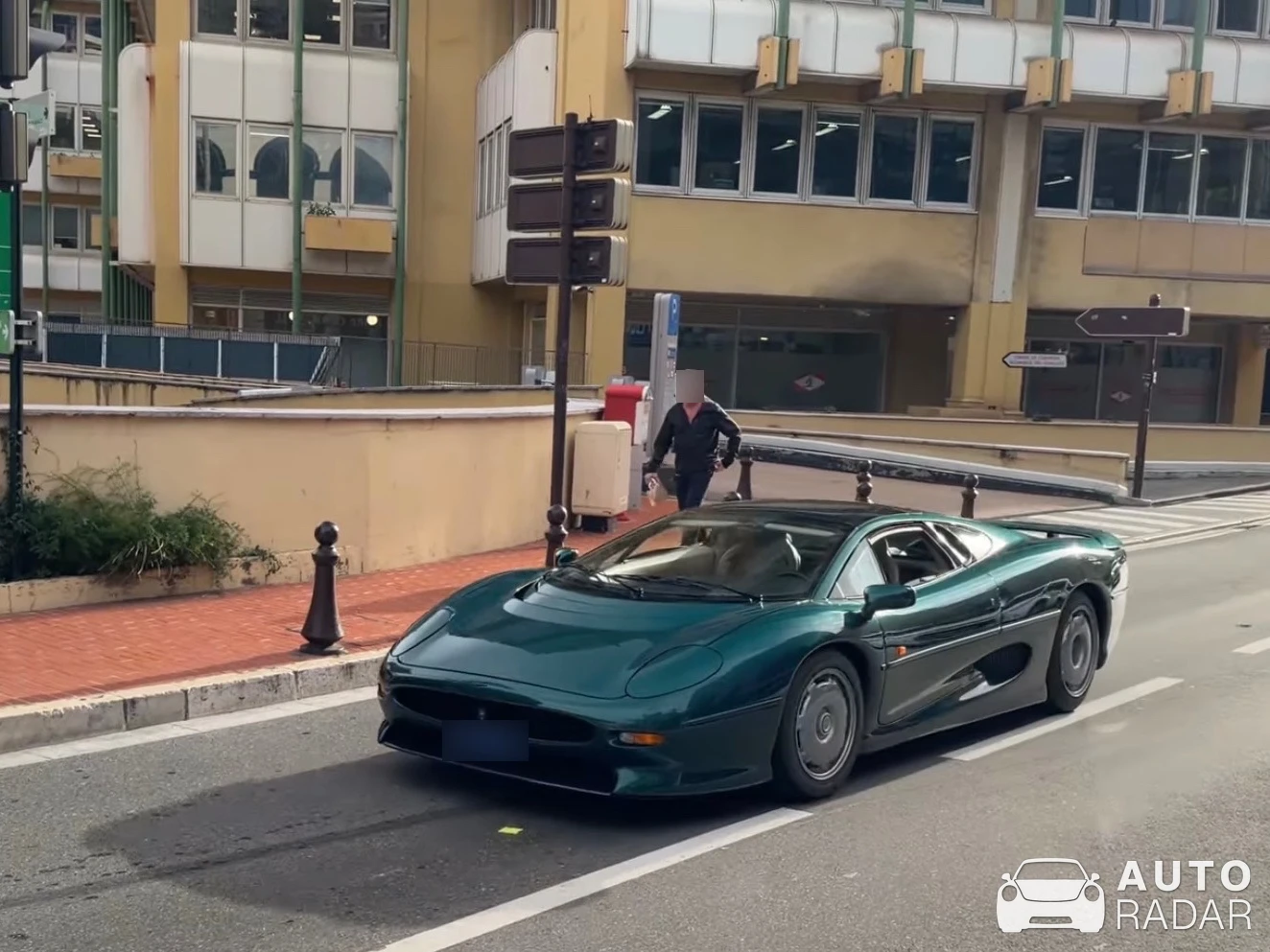 Jaguar XJ220 spotted in Monaco