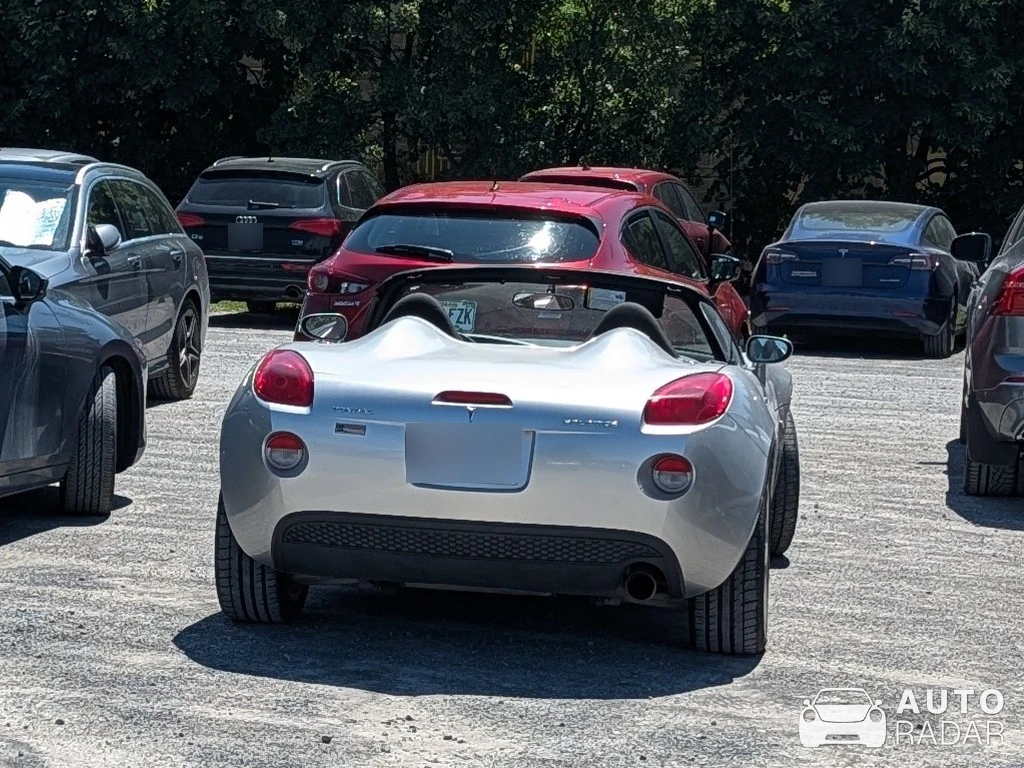 Pontiac Solstice spotted in Nepean