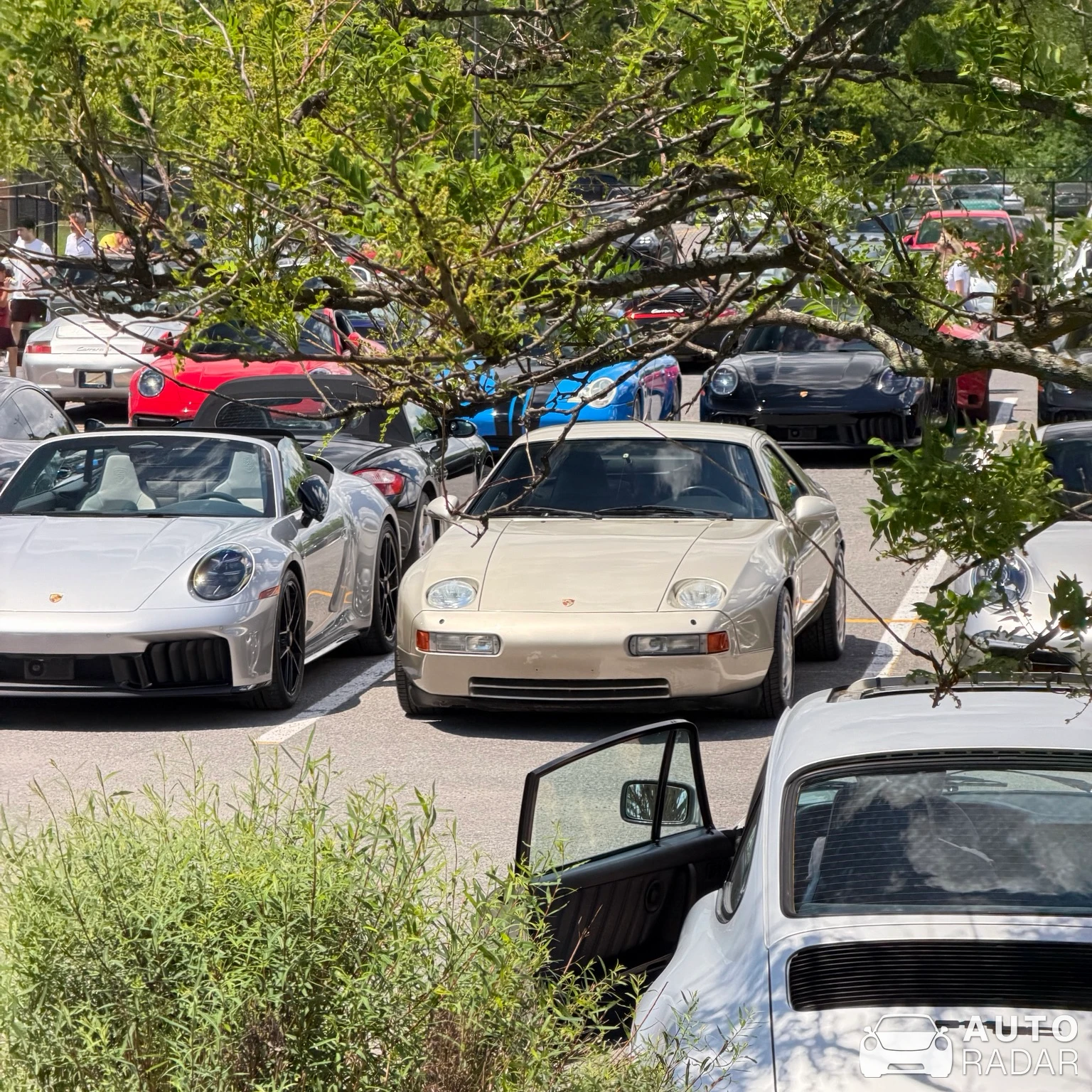 Porsche 928 S spotted in Longueuil