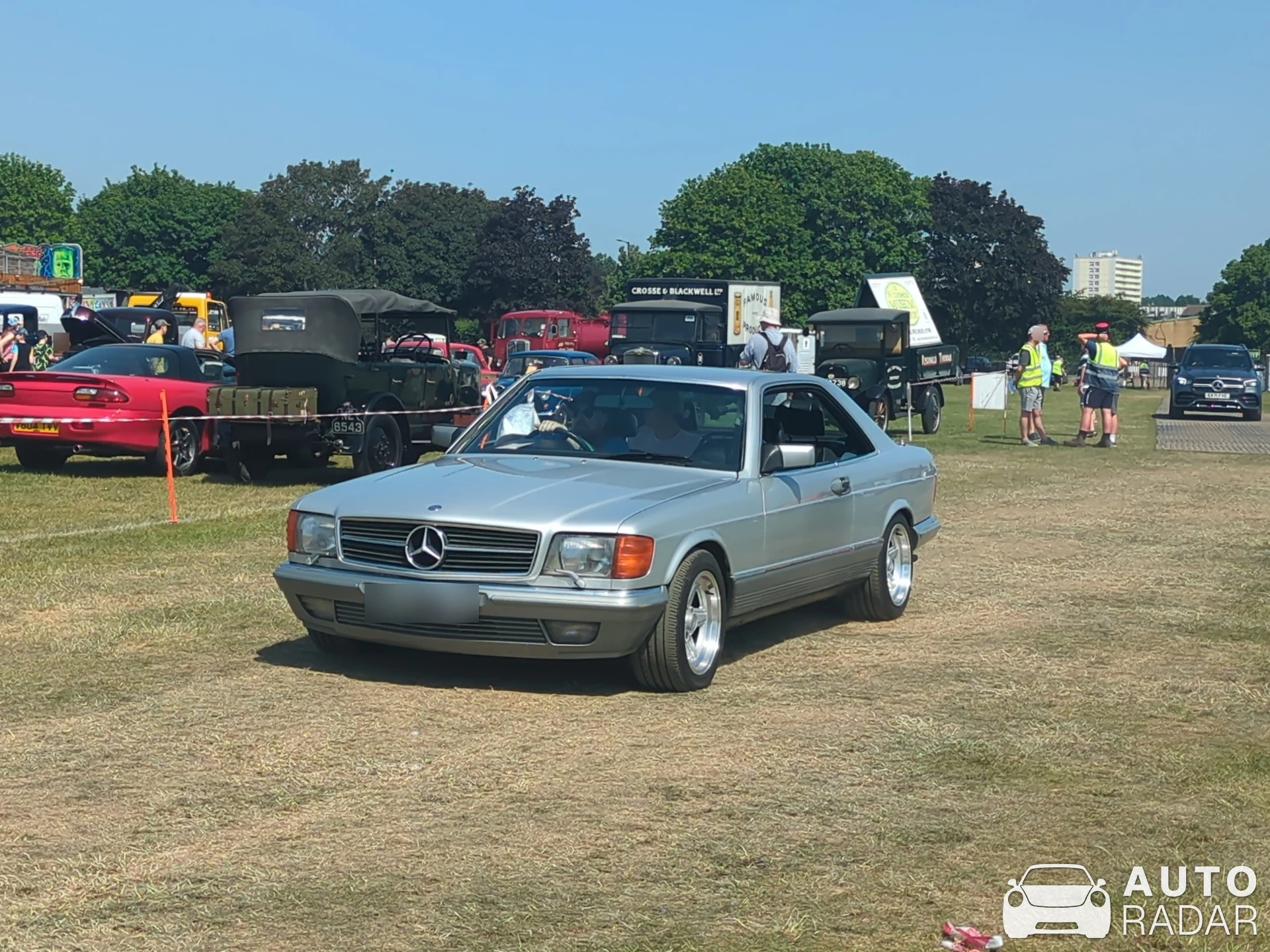 Mercedes-Benz 500 SEC W126 spotted in Enfield