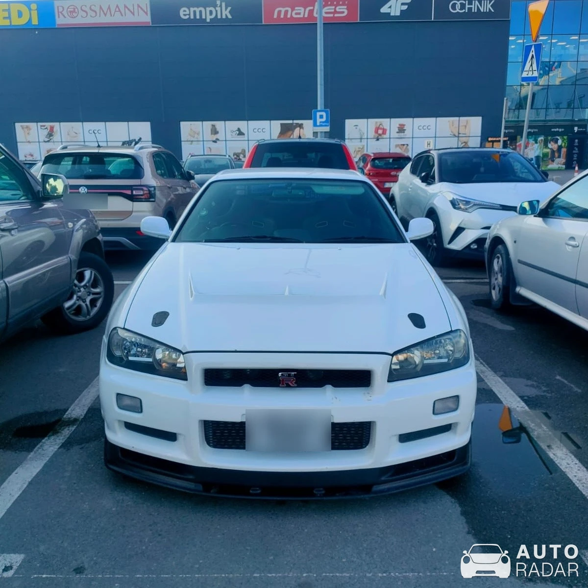 Nissan Skyline R34 GT-R spotted in Rzeszów