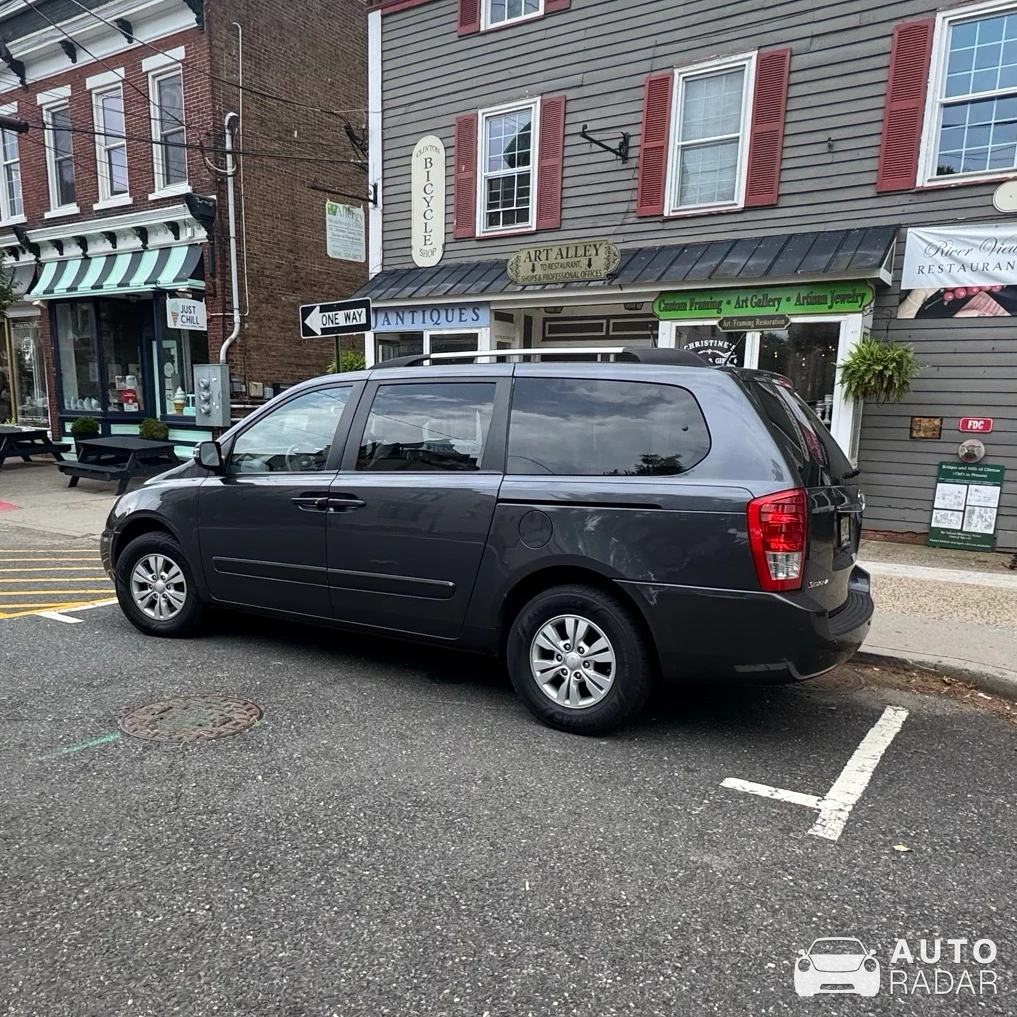 Kia Sedona spotted in Summit