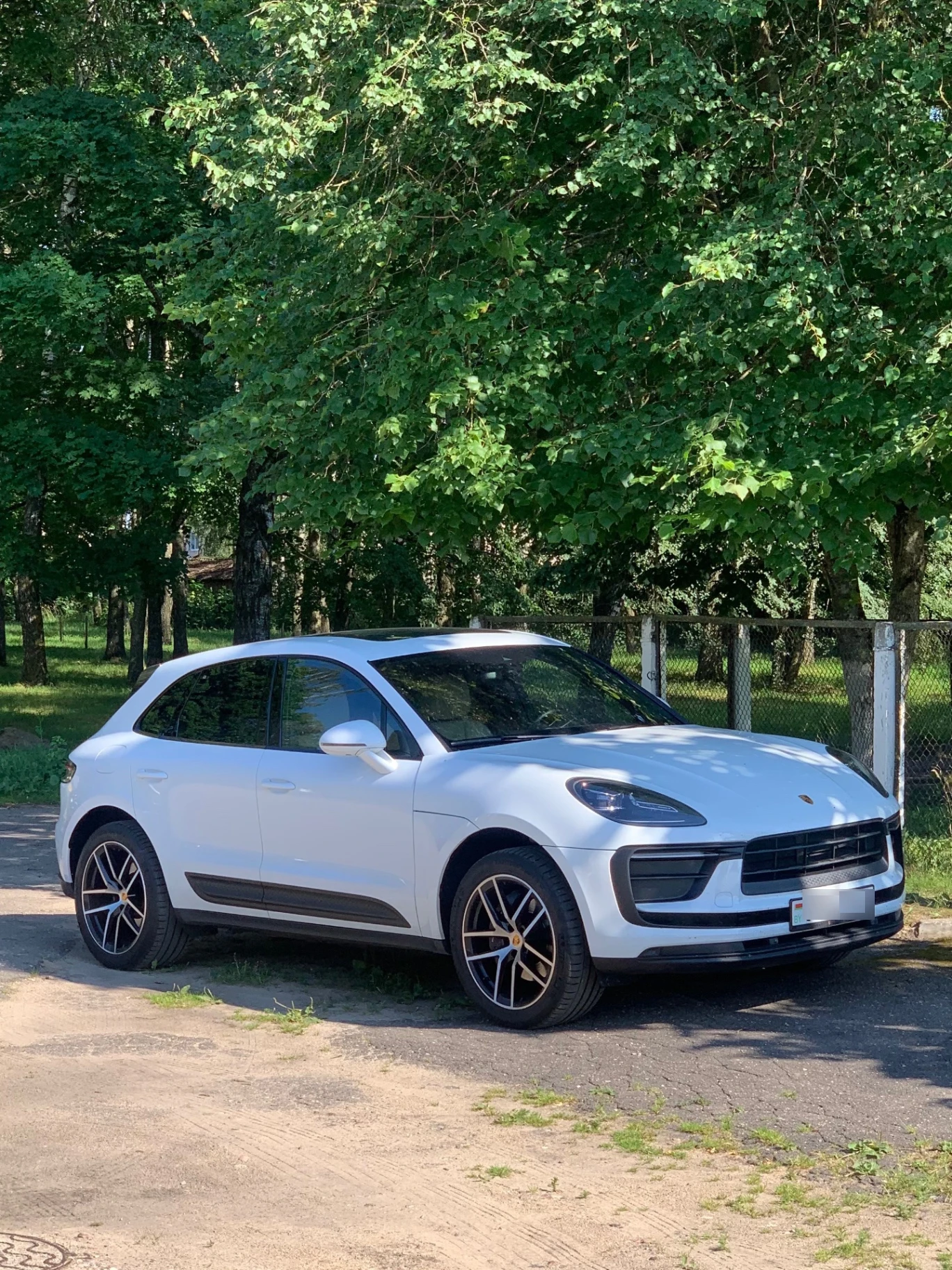 Porsche Macan Turbo spotted in Velyatichi, Belarus