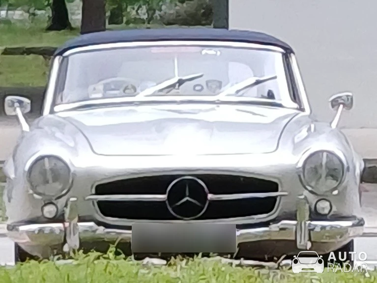 Mercedes-Benz 190 SL spotted in Singapore