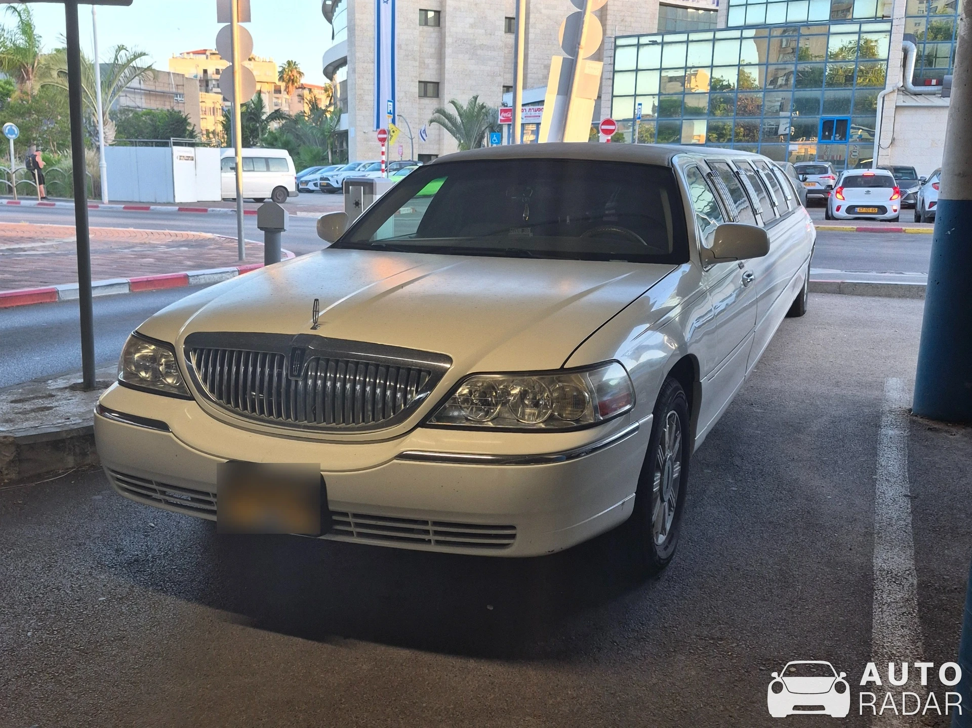 Lincoln Town Car Limousine spotted in Haifa