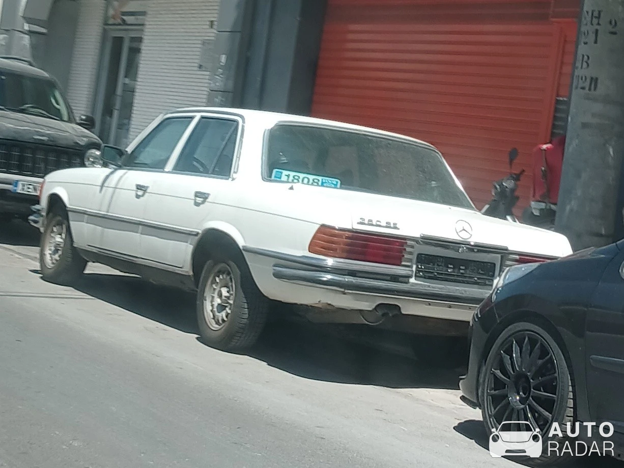 Mercedes-Benz 380 SE spotted in Peristeri