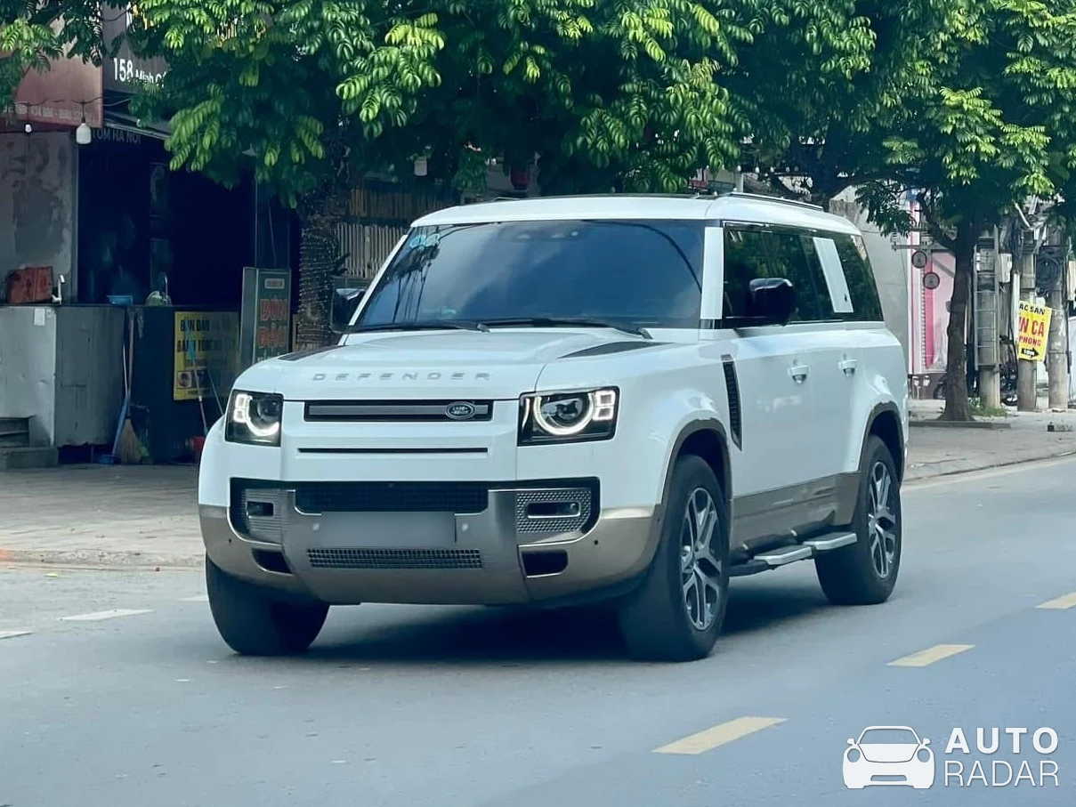 Land Rover Defender 130 spotted in Phan Đình Phùng