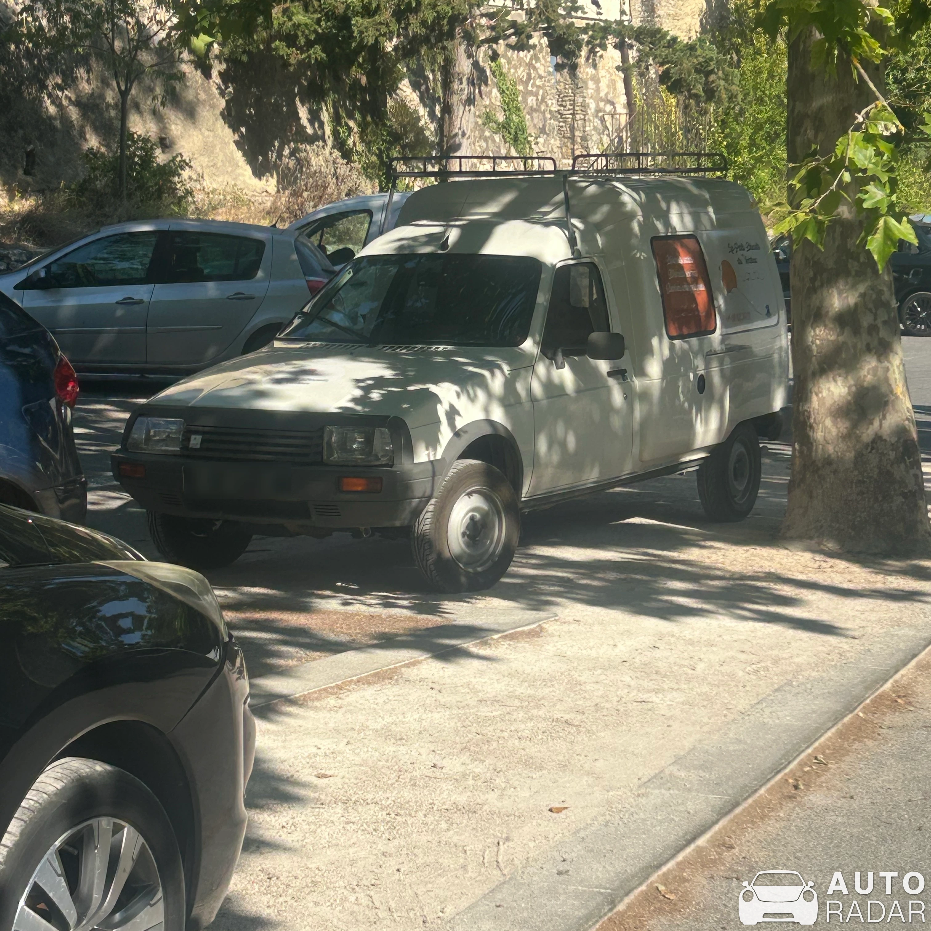 Citroën 2CV spotted in Fontaine-de-Vaucluse