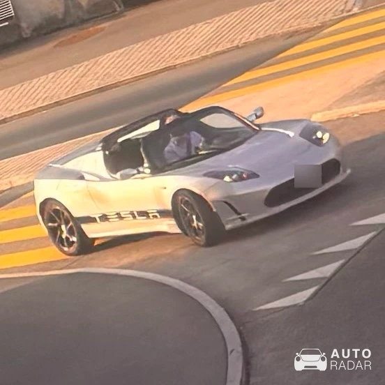 Tesla Roadster spotted in Rüti ZH