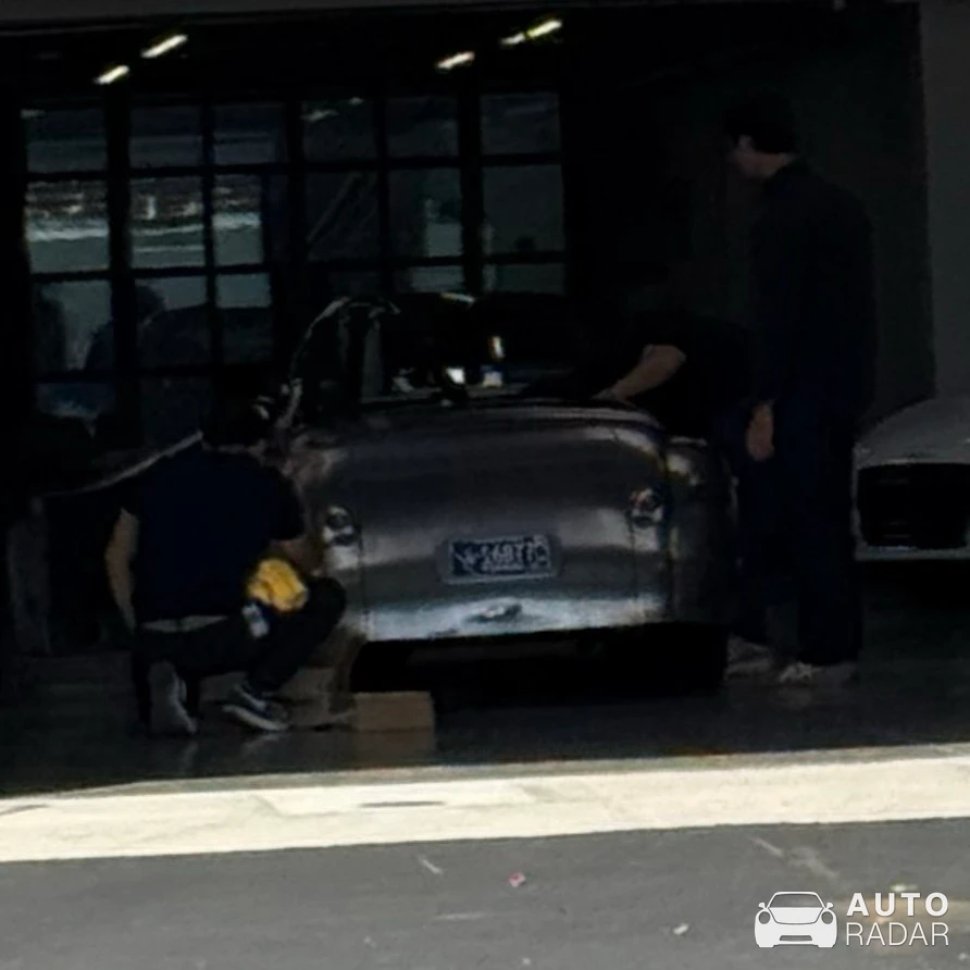 Jaguar XK120 Roadster spotted in Los Angeles